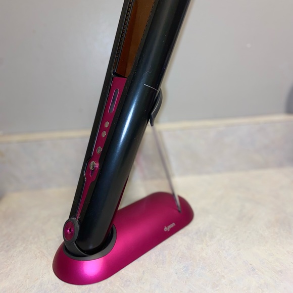 DYSON HAIR STRAIGHTENER - Picture 2 of 3